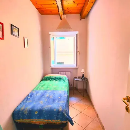 Trilo Torre In Centro Storico A Numana