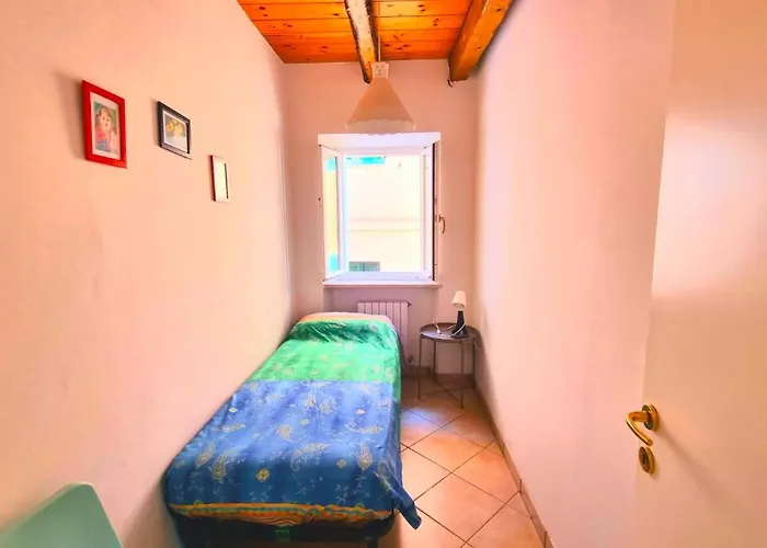 Trilo Torre In Centro Storico A Numana