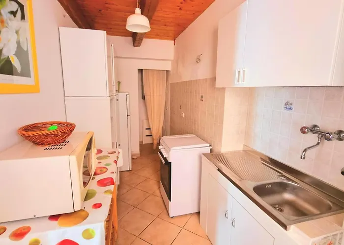 Trilo Torre In Centro Storico A Numana